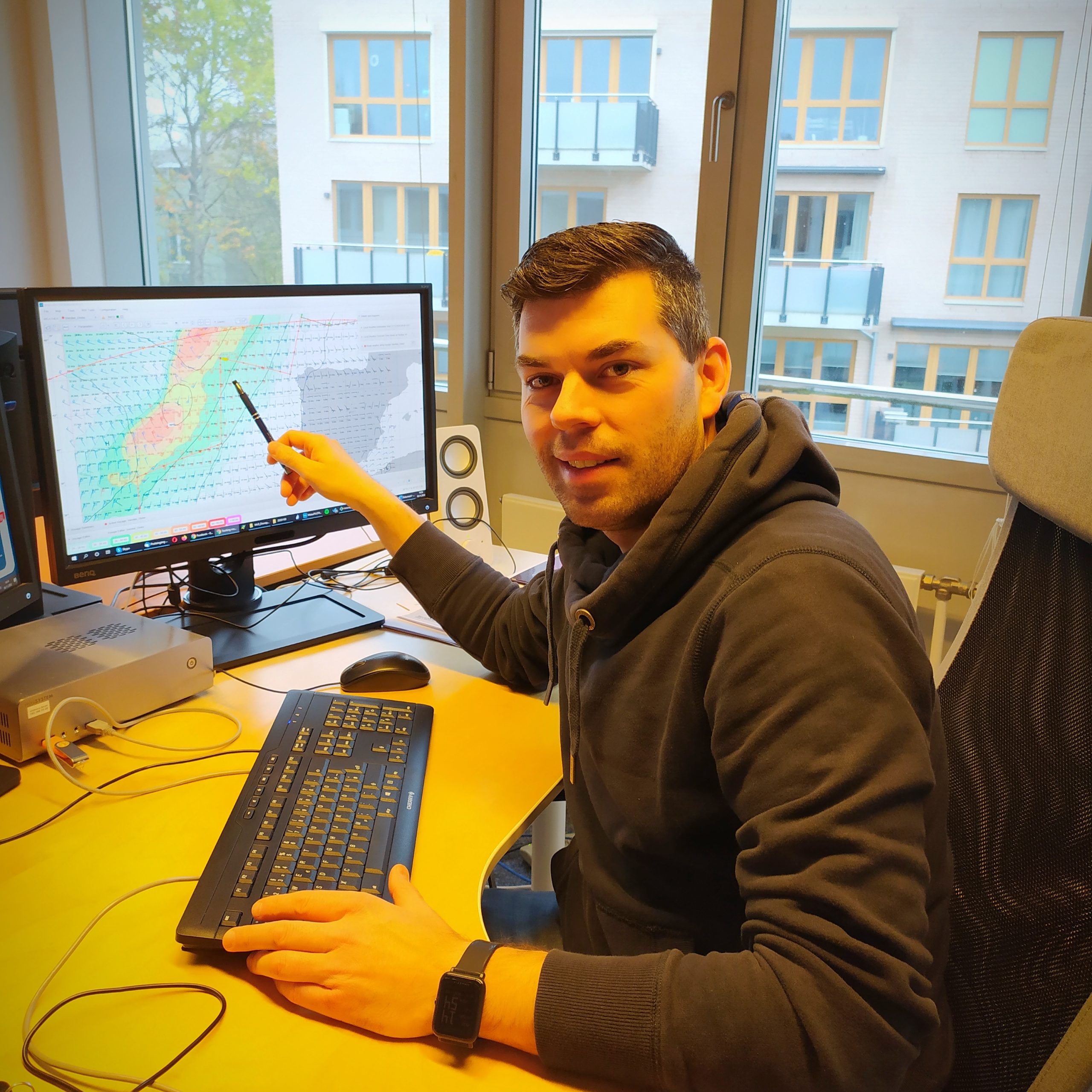 Sebastian Wache, Diplom-Meteorologe bei WetterWelt, an der Wetterkarte